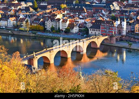 Heidelberg, Deutschland - November 2021: 'Karl-Theodor-Brücke', auch bekannt als die Alte Brücke (`Alte Brücke). Blick vom Philosophenweg Stockfoto